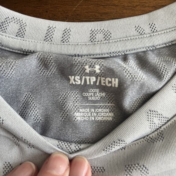 Women’s Under Armour Set Of 2 Loose Athletic Tops Sz XS Black And Gray Exercise - Picture 8 of 9